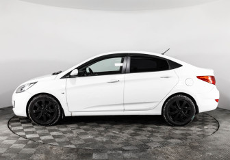 Подержанный автомобиль Hyundai Solaris Sedan 2012 года (8 фото)