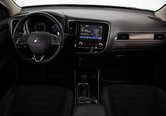 Подержанный автомобиль Mitsubishi Outlander 2021 года (9 фото)