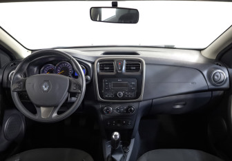 Подержанный автомобиль Renault Sandero 2018 года (9 фото)