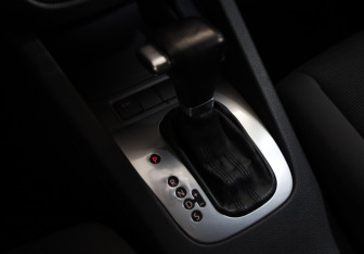 Подержанный автомобиль Volkswagen Golf Hatchback 2005 года (16 фото)