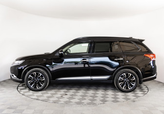 Подержанный автомобиль Mitsubishi Outlander 2021 года (8 фото)