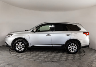Подержанный автомобиль Mitsubishi Outlander 2017 года (8 фото)