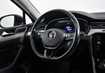 Подержанный автомобиль Volkswagen Passat Sedan 2018 года (15 фото)
