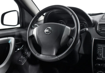 Подержанный автомобиль Nissan Terrano 2015 года (14 фото)