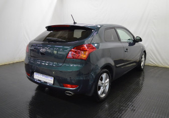 Подержанный автомобиль Kia Ceed Hatchback 2009 года (5 фото)