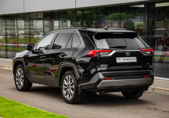 Подержанный автомобиль Toyota RAV4 2022 года (8 фото)