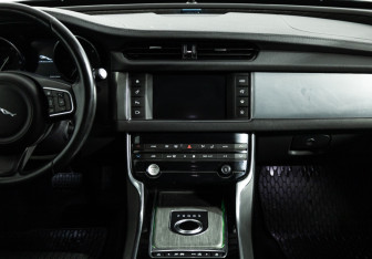 Подержанный автомобиль Jaguar XF Sedan 2016 года (14 фото)