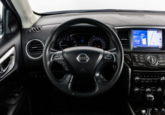 Подержанный автомобиль Nissan Pathfinder 2015 года (11 фото)