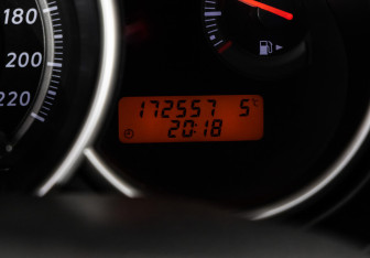 Подержанный автомобиль Nissan Tiida Hatchback 2010 года (17 фото)