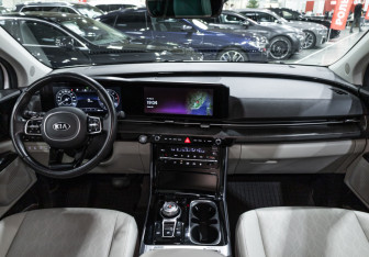 Подержанный автомобиль Kia Carnival 2020 года (14 фото)