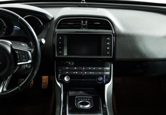 Подержанный автомобиль Jaguar XE 2016 года (14 фото)