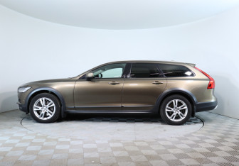 Подержанный автомобиль Volvo V90 Cross Country 2017 года (9 фото)