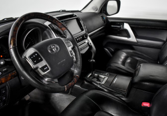 Подержанный автомобиль Toyota Land Cruiser Suv 2012 года (10 фото)