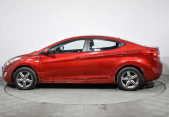 Подержанный автомобиль Hyundai Elantra Sedan 2012 года (8 фото)