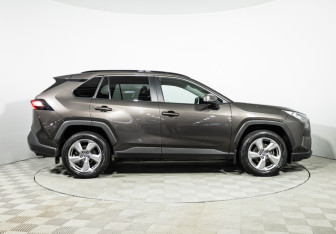 Подержанный автомобиль Toyota RAV4 2021 года (4 фото)