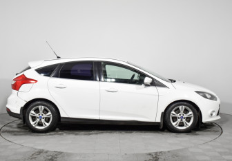 Подержанный автомобиль Ford Focus Hatchback 2013 года (4 фото)