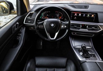 Подержанный автомобиль BMW X5 2019 года (11 фото)