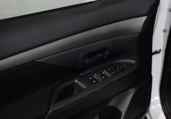 Подержанный автомобиль Mitsubishi Outlander 2018 года (20 фото)