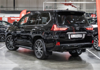 Подержанный автомобиль Lexus LX 2015 года (11 фото)
