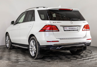 Подержанный автомобиль Mercedes-Benz GLE 2015 года (9 фото)