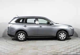 Подержанный автомобиль Mitsubishi Outlander 2013 года (4 фото)