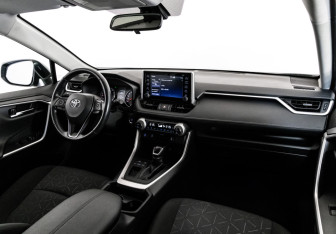 Подержанный автомобиль Toyota RAV4 2020 года (12 фото)