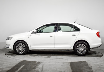 Подержанный автомобиль Skoda Rapid Liftback 2014 года (8 фото)