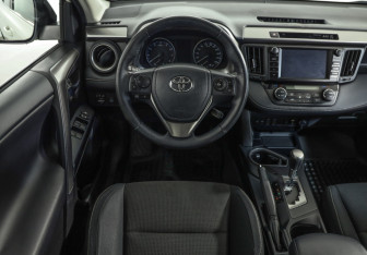 Подержанный автомобиль Toyota RAV4 2017 года (11 фото)
