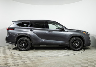 Подержанный автомобиль Toyota Highlander 2021 года (4 фото)