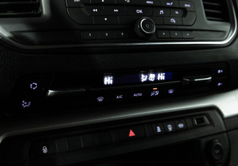 Подержанный автомобиль Peugeot Traveller 2020 года (15 фото)