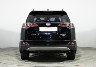 Подержанный автомобиль Toyota RAV4 2017 года (6 фото)