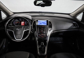 Подержанный автомобиль Opel Astra Hatchback 2011 года (10 фото)