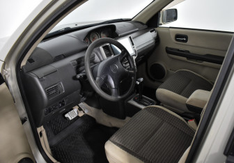 Подержанный автомобиль Nissan X-Trail 2003 года (9 фото)