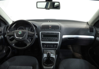 Подержанный автомобиль Skoda Octavia Liftback 2011 года (9 фото)