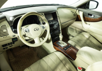 Подержанный автомобиль Infiniti QX70 2016 года (11 фото)