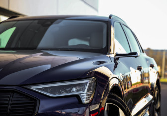 Подержанный автомобиль Audi e-tron 2021 года (2 фото)