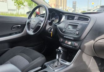 Подержанный автомобиль Kia Ceed Hatchback 2017 года (13 фото)