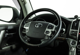 Подержанный автомобиль Toyota Land Cruiser Suv 2014 года (27 фото)