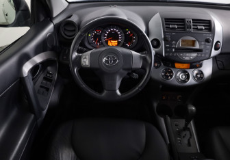 Подержанный автомобиль Toyota RAV4 2008 года (11 фото)