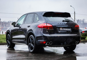 Подержанный автомобиль Porsche Cayenne 2011 года (9 фото)