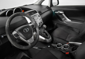 Подержанный автомобиль Toyota Verso 2010 года (9 фото)