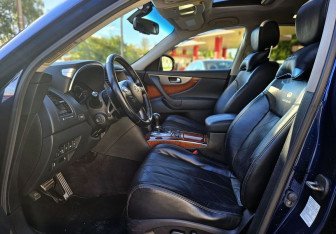 Подержанный автомобиль Infiniti QX70 2014 года (10 фото)