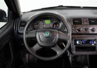 Подержанный автомобиль Skoda Fabia Hatchback 2012 года (10 фото)