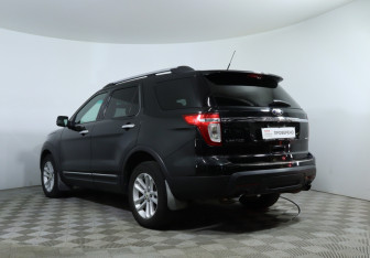 Подержанный автомобиль Ford Explorer 2013 года (8 фото)