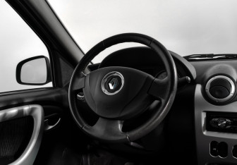 Подержанный автомобиль Renault Logan Sedan 2013 года (14 фото)