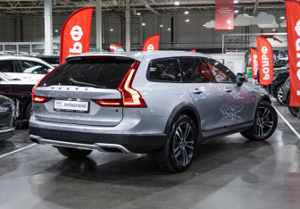 Подержанный автомобиль Volvo V90 Cross Country 2017 года (8 фото)