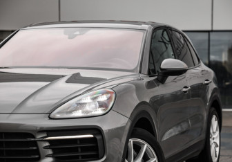 Подержанный автомобиль Porsche Cayenne 2020 года (2 фото)