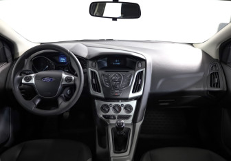 Подержанный автомобиль Ford Focus Hatchback 2013 года (10 фото)