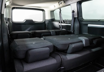 Подержанный автомобиль Peugeot Traveller 2019 года (23 фото)