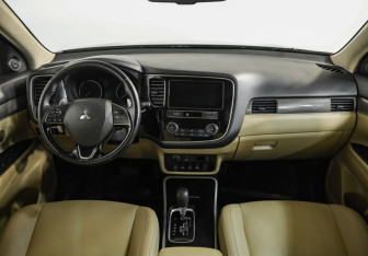 Подержанный автомобиль Mitsubishi Outlander 2020 года (10 фото)